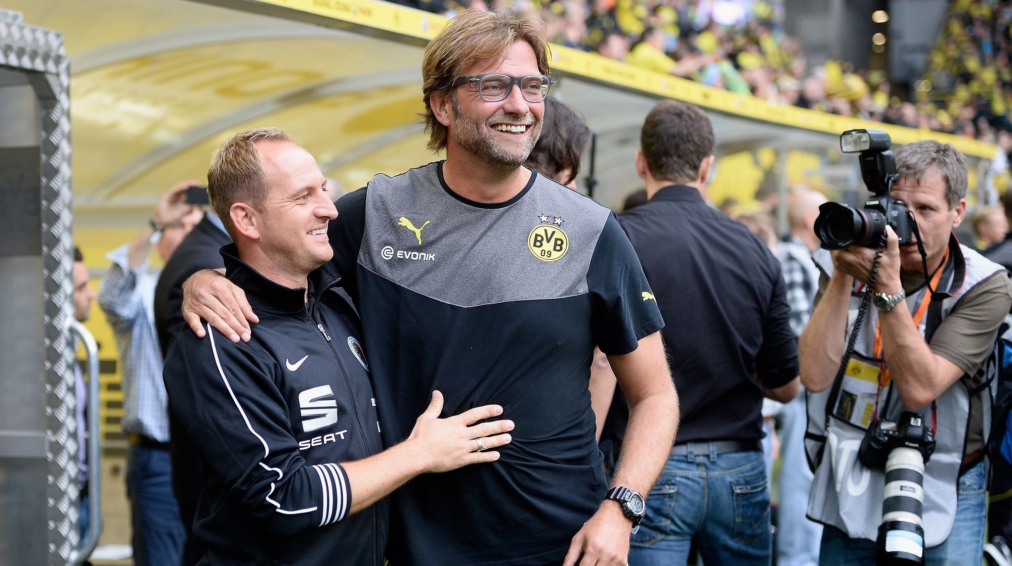 
                <strong>Borussia Dortmund - Eintracht Braunschweig 2:1</strong><br>
                Beim Shakern vor dem Spiel mit Eintracht-Coach Torsten Lieberknecht hatte BVB-Trainer Jürgen Klopp noch mehr Spaß. Im Spiel zeigte das BVB-Team lange Probleme, erst durch zwei Treffer in der Schluss-Offensive reichte es noch zum Arbeitssieg.
              
