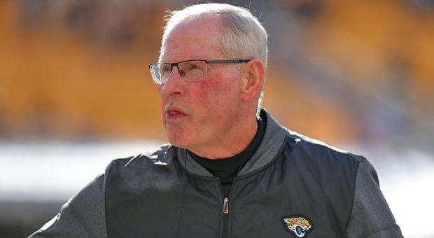 
                <strong>Tom Coughlin</strong><br>
                Wenn wir schon bei den starken Männern der Jaguars sind, darf er nicht unerwähnt bleiben: Tom Coughlin. Der 71-Jährige war der erste Cheftrainer der Jaguars nach der Franchise-Gründung 1995 und führte das Team zweimal ins AFC Championship Game. Den New York Giants verhalf er anschließend als Head Coach zu zwei Super-Bowl-Siegen gegen die Patriots. Vor dieser Saison kehrte Coughlin als Executive Vice President of Football Operations nach Jacksonville zurück - und ganz offenbar brachte er den Erfolg mit. Coughlin und die Jaguars - das passt. Ob die Patriots schon Muffensausen haben?
              