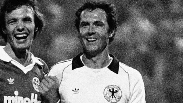 
                <strong>Abwehr: Franz Beckenbauer</strong><br>
                Abwehr: Franz Beckenbauer. Cantona: "Er war ein echter Anführer. Eine dominante Persönlichkeit mit echten Fähigkeiten am Ball. Aber eine Sache muss ich verraten. Er hat mir mein Herz gebrochen. Als ich acht Jahre alt war, habe ich beim WM-Finale 1974 die Niederländer gegen die Deutschen unterstützt. Ich habe geheult, als Deutschland gewonnen hat. Seitdem verstehe ich aber die Brillanz des Kaisers."
              