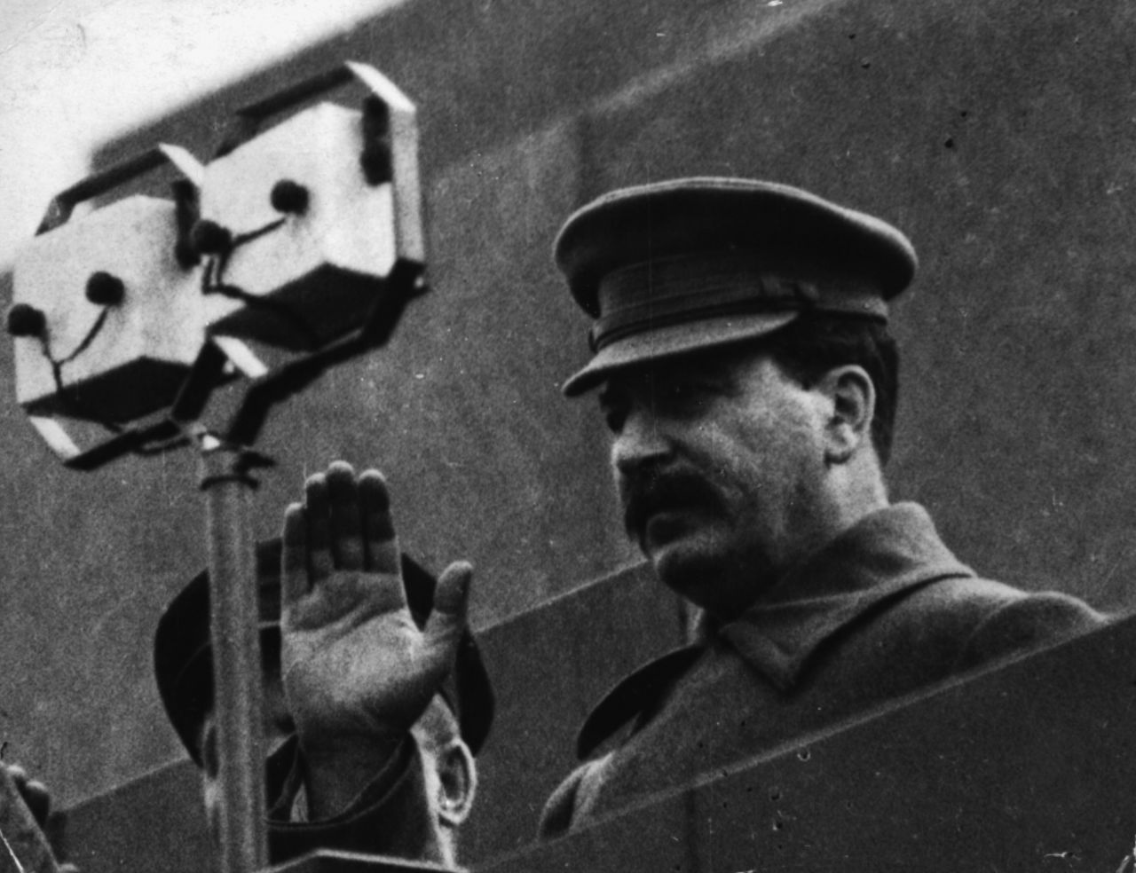 Stalinismus: Die Diktatur nahm unter Josef Stalin (1878-1953) noch totalitärere und gewaltsamere Formen an. Unter seiner Herrschaft wurden Andersdenkende verschleppt, Oppositionelle ermordet. Schon der Verdacht, nicht linientreu zu sein, reichte für eine Verfolgung aus. Stalin veranstaltete einen Personenkult um sich. Er trieb die Industrialisierung im Staatsbesitz voran. Die Landwirtschaft wurde unter Zwang verstärkt in Koll