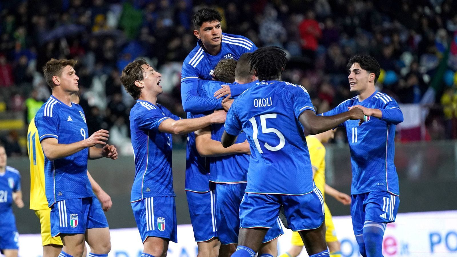 
                <strong>7. Italien </strong><br>
                Auf die Mannschaft von Trainer Paolo Nicolato schaut das ganze Land, weil zuletzt mit der A-Elf zwei WM-Turniere verpasst wurden. Die U21 steht im Fokus und soll wieder für positive Stimmung sorgen. Das schwere Auftaktspiel gegen Frankreich ist allerdings misslungen: Italien verlor 1:2 und ist vorerst Letzter der Gruppe D. Schlüsselspieler: Rovella, Ricci, Udogie.• <a href="https://www.ran.de/fussball/u21/live/ran-fussball-u21-europameisterschaft-2023-live-gruppe-d-schweiz-gegen-italien-im-kostenlosen-livestream-auf-ran-de" data-url-id="52846">U21-EM: Schweiz vs. Italien . So. 17:45 Uhr live auf ran.de</a><br>
              