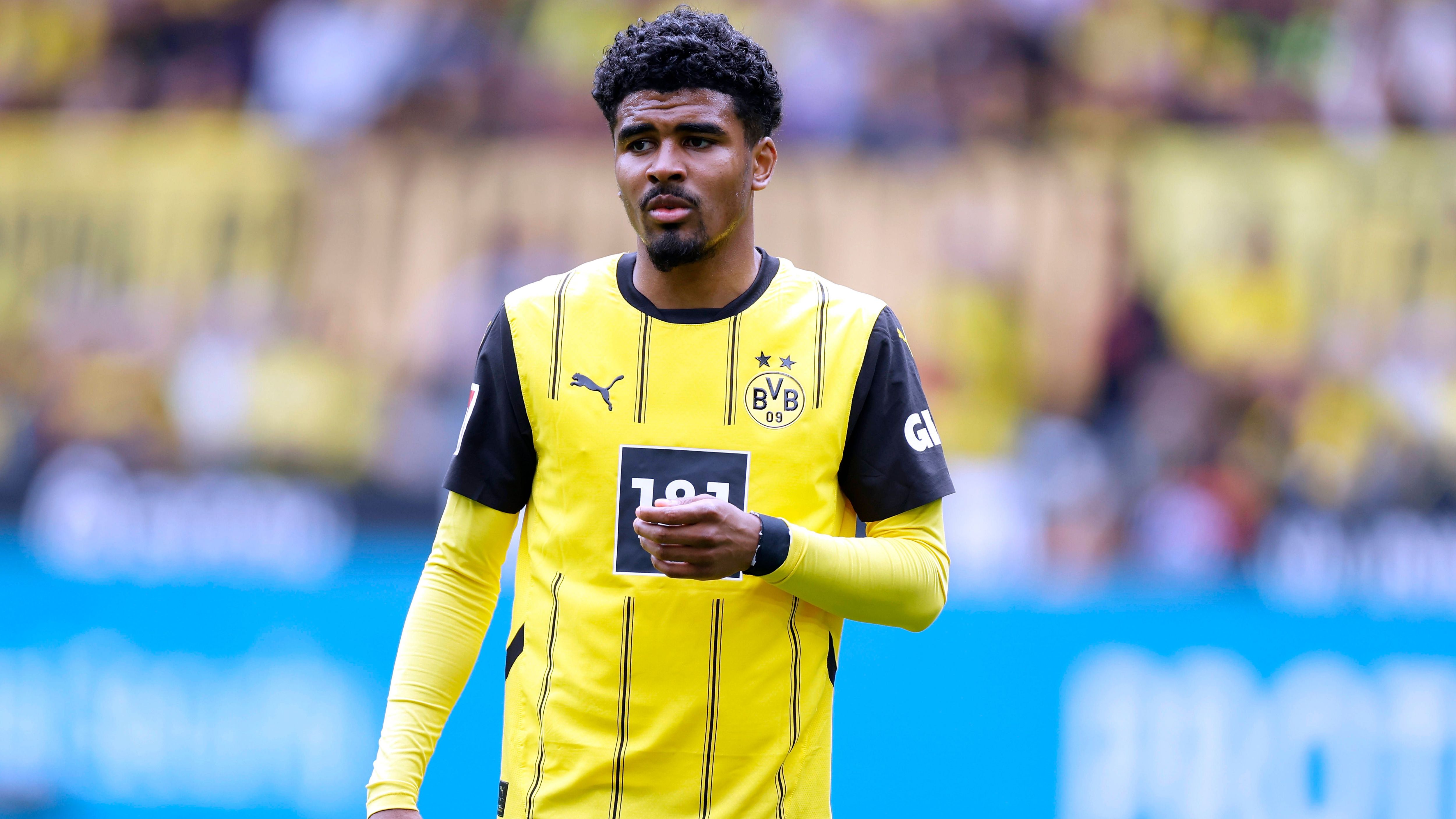 <strong>Ian Maatsen (Niederlande)</strong><br>Trotz seines Stammplatzes bei Borussia Dortmund und ansprechender Leistungen muss Ian Maatsen die EM vor dem Fernseher verfolgen. Der niederländische Linksverteidiger wurde von Bondscoach Ronald Koeman im Rahmen der Reduzierung des Kaders auf 26 Mann aus dem Aufgebot gestrichen. In den vorläufigen Kader hatte es der 22-Jährige noch geschafft.