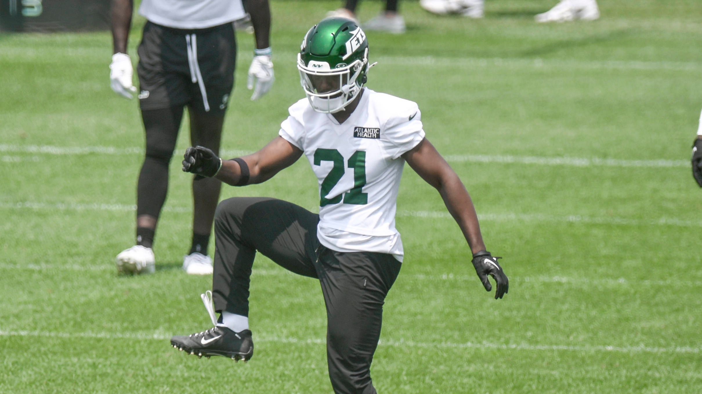 <strong>New York Jets: Brandon Stephens (Cornerback)<br></strong><strong>Vertragdetails</strong>: 3 Jahre, 36 Millionen US-Dollar<br>Die Ravens entschieden sich nach einer schwachen abgelaufenen Saison gegen eine Weiterbeschäftigung von Brandon Stephens. Die Jets statteten ihn mit einem großzügigen Gehalt aus und pokern auf sein Potenzial. Ein hoher Preis für einen CB, der letzte Saison vier Touchdowns zuließ und erst zwei Karriere-Interceptions aufweist.