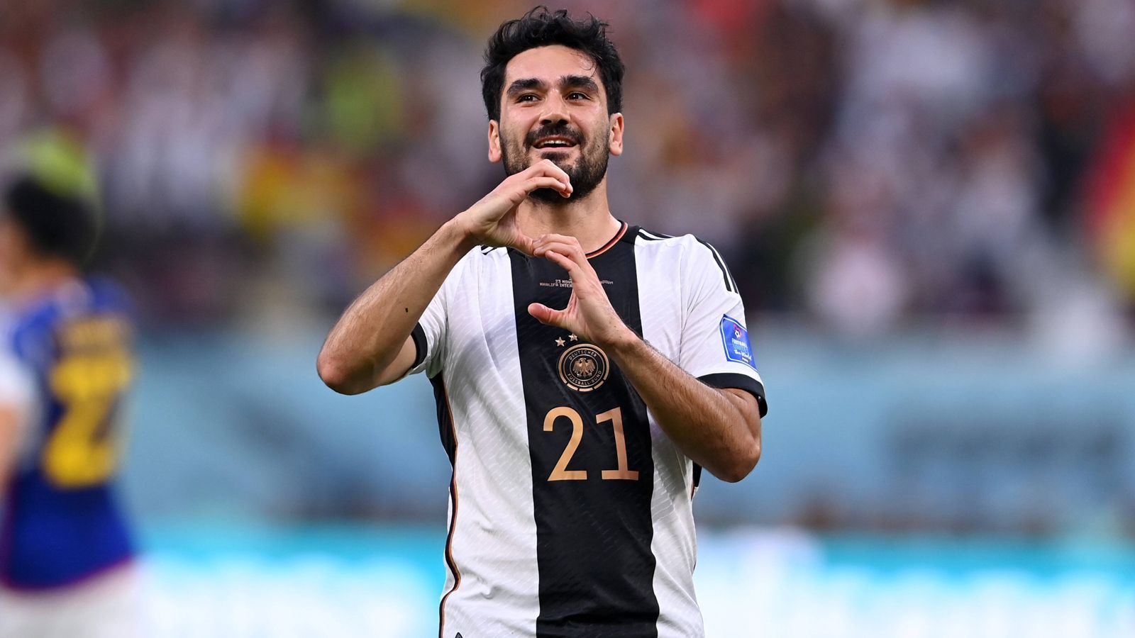 
                <strong>Ilkay Gündogan</strong><br>
                Mit Licht und Schatten. Kurz nach dem Anpfiff mit einem leichten Ballverlust, der zum Glück nur zu einem Abseitstor der Japaner führt. Danach omnipräsent, ist immer anspielbar, bestimmt den deutschen Spielrhythmus und avanciert so zum Dreh- und Angelpunkt. In der 33. Minute eiskalt, als er einen Foulelfmeter locker und lässig zum 1:0 verwandelt. Verpasst aber in der 60. Minute die Entscheidung, als er nur den Pfosten trifft. Wird in der 67. Minute ausgewechselt. ran-Note: 3
              