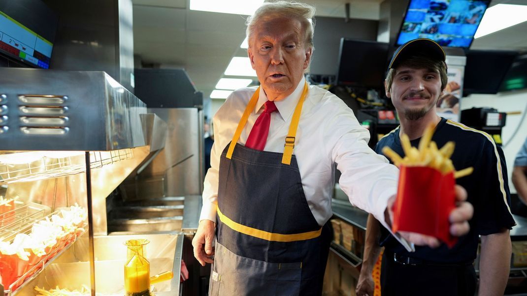 Trump will Harris ärgern - und stellt sich an die Fritteuse bei McDonald's.