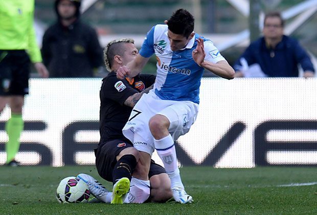 
                <strong>Federico Mattiellos Beinbruch</strong><br>
                Bei einem Zweikampf mit Radja Nainggolan knickt Mattiellos Unterschenkel zur Seite weg. Der untere Teil des Beins bildet fast einen rechten Winkel zu seinem Oberschenkel. 
              