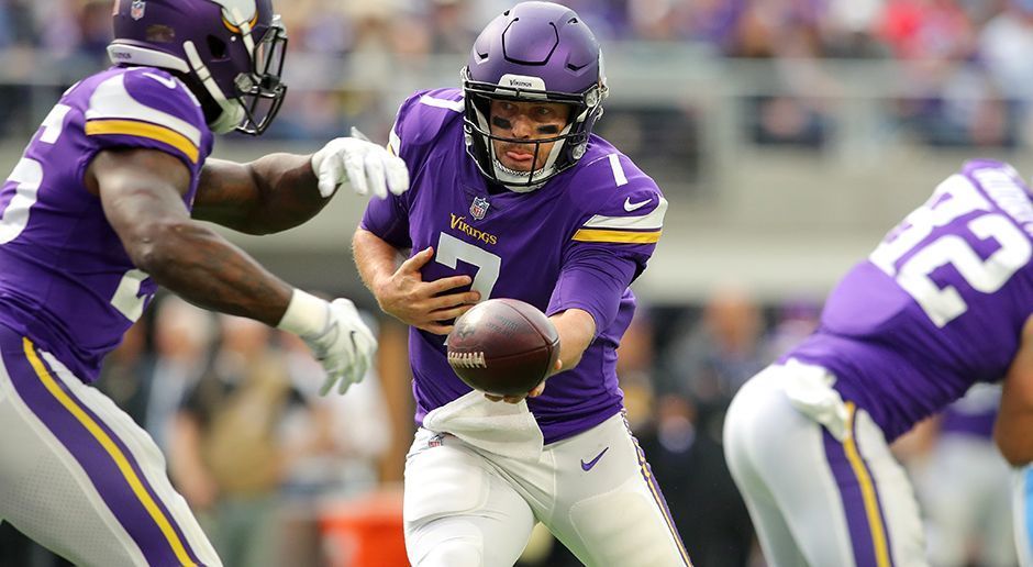 
                <strong>Minnesota Vikings: Case Keenum</strong><br>
                Auf lange Zeit gesehen eigentlich nur die Nummer drei im Depth Chart der Vikings, profitiert Case Keenum momentan von den Verletzungen Sam Bradfords und Teddy Bridgewaters. Letzterer wurde nach fast eineinhalbjähriger Verletzungspause von den Vikings von der PUP-Liste genommen und darf mittlerweile wieder mit dem Team trainieren. Keenum macht seinen Job aber gut. In dieser Spielzeit durfte er vier Mal von Beginn an ran, warf für 1.134 Yards bei fünf Touchdowns und nur einer Interception.
              