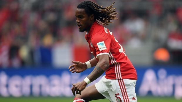 
                <strong>Möglicher Neuzugang: Renato Sanches</strong><br>
                Milans Kaufrausch soll noch nicht zu Ende sein. So haben die Italiener auch Interesse an Bayerns Europameister Renato Sanches. Das bestätigte Bayern-Boss Karl-Heinz Rummenigge vor dem Abflug zur Asienreise. Zuletzt wurde spekuliert, dass Milan eine zweijährige Leihe inklusive Kaufoption in Höhe von 47 Millionen Euro favorisieren soll. Rummenigge gab sich zurückhaltend im Bezug auf einen Vollzug. "Ich habe den Eindruck, der AC Milan ist nicht bereit, zumindest die wirtschaftlichen Forderungen, die wir haben, zu erfüllen. Und solange wird sich da auch nichts tun." Sanches' Vertrag in München läuft noch bis 2021.
              