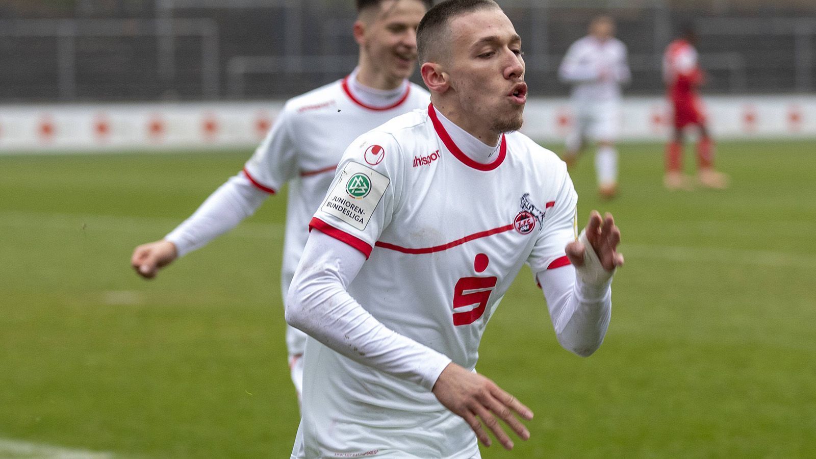 
                <strong>Darko Churlinov (1. FC Köln)</strong><br>
                Darko Churlinov hat bereits im März 2017 Geschichte geschrieben. Als jüngster Spieler gab er sein Debüt für die A-Nationalmannschaft seines Heimatlandes Mazedonien. Seitdem geht es für den 18-Jährigen weiter steil bergauf. Für die Kölner U19 kommt der Flügelstürmer nach 13 Spielen auf elf Tore und zwei Assists. Vor allem durch ihn liegt der "Effzeh" noch aussichtsreich im Rennen um den Einzug in die Meisterschaftsendrunde.
              