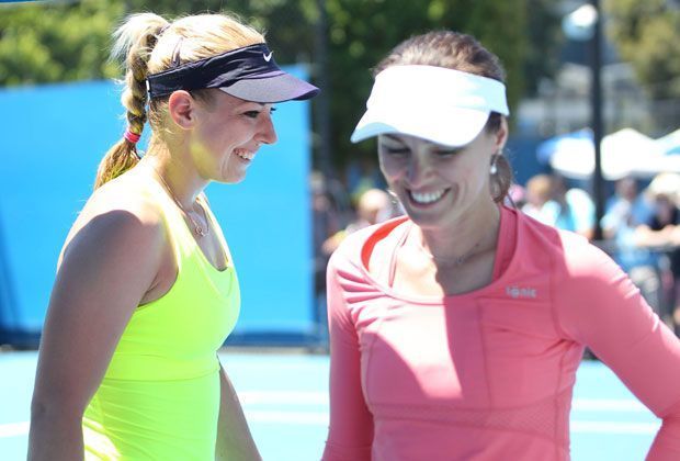 
                <strong>Macht Martina aus Lisicki wieder die "Bum-Bum-Bine"?</strong><br>
                Seit den Australien Open 2013 arbeiten Hingis (rechts) und Lisicki zusammen. So richtig erfolgreich war das Duo bislang allerdings noch nicht. Es hagelte Erst- und Zweitrunden-Niederlagen. Das Lachen ist den beiden trotzdem noch lange nicht vergangen. Sie schauen positiv in die Zukunft.
              