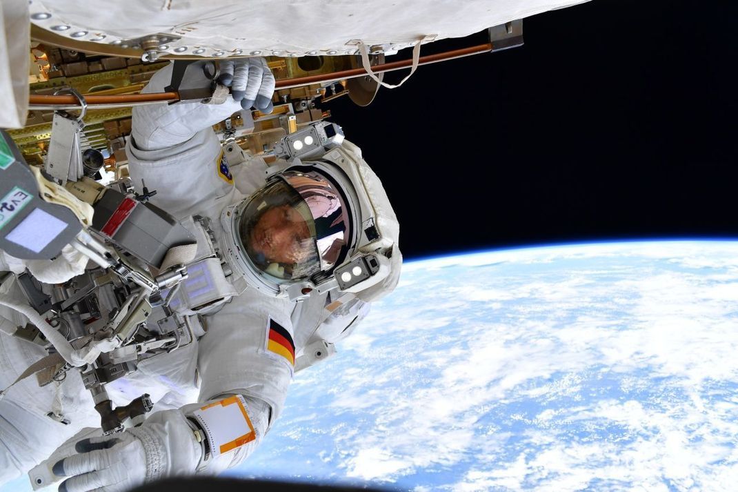 Tour de Raumstation: Am 23. März verließ Maurer in einem Raumanzug für sieben Stunden die Station, um unter anderem eine Kamera zu installieren. 