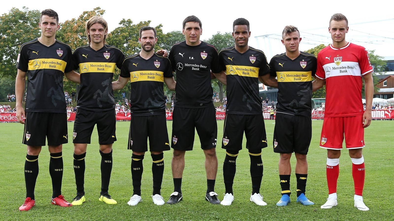 
                <strong>VfB Stuttgart</strong><br>
                Der Kader steht im Grunde bereits. Die Aufgabe für Sport-Vorstand Michael Reschke und sein Team besteht jetzt noch darin, Spieler mit wenigen oder gar keinen Einsatzchancen loszuwerden. Außerdem muss Reschke wohl noch eine bedeutende Personalentscheidung treffen, denn in den nächsten Tagen und Wochen wird wohl der große Poker um den frisch gebackenen Weltmeister Benjamin Pavard das Thema in Stuttgart sein.
              