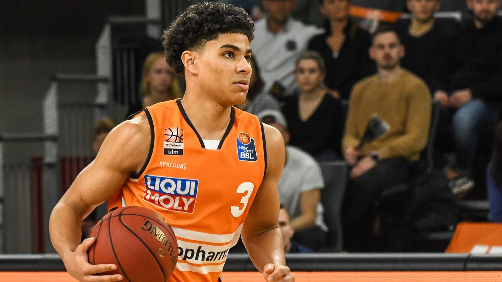 
                <strong>Top-Prospects: Killian Hayes (Point Guard)</strong><br>
                Und auch ein BBL-Star wird in den Top 10 des diesjährigen Drafts gehandelt. Hayes, der in der vergangenen Saison für ratiopharm Ulm auflief, ist ein klassischer Aufbauspieler mit gutem Ballhandling und großer Spielintelligenz. In der BBL legte er pro Spiel elf Punkte und fünf Assists auf, in der Euroleague 13 Punkte und sechs Assists. Der 19-Jährige braucht noch Zeit, bringt aber auch extrem viel Potential mit. Dazu hat er im Vergleich zu anderen US-Talenten bereits Profi-Erfahrung gesammelt.
              