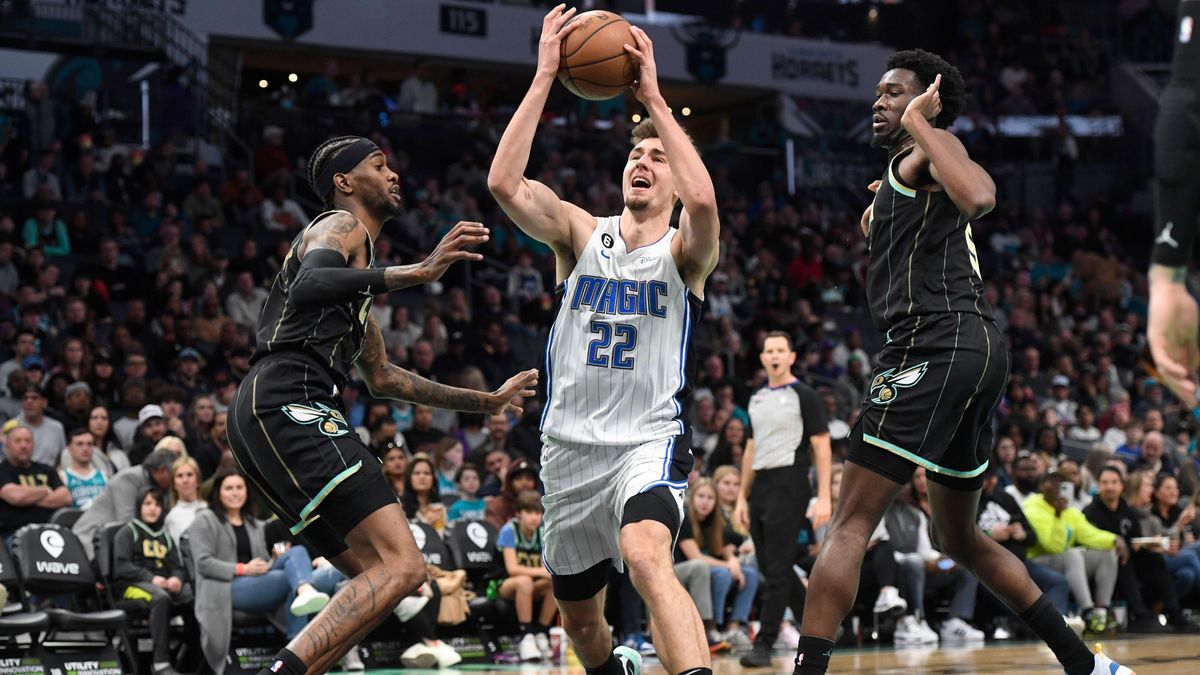 NBA, Basketball Herren, USA Orlando Magic at Charlotte Hornets Feb 5, 2023; Charlotte, North Carolina, USA; Orlando Magic forward Franz Wagner (22) drives past Charlotte Hornets forward Jalen McDan...