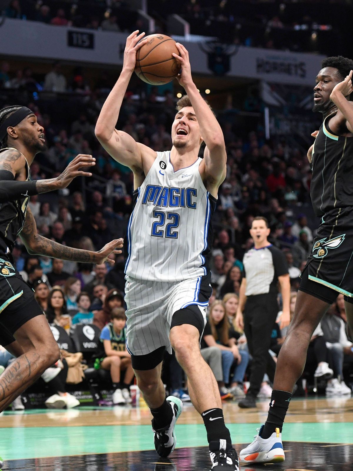 NBA, Basketball Herren, USA Orlando Magic at Charlotte Hornets Feb 5, 2023; Charlotte, North Carolina, USA; Orlando Magic forward Franz Wagner (22) drives past Charlotte Hornets forward Jalen McDan...