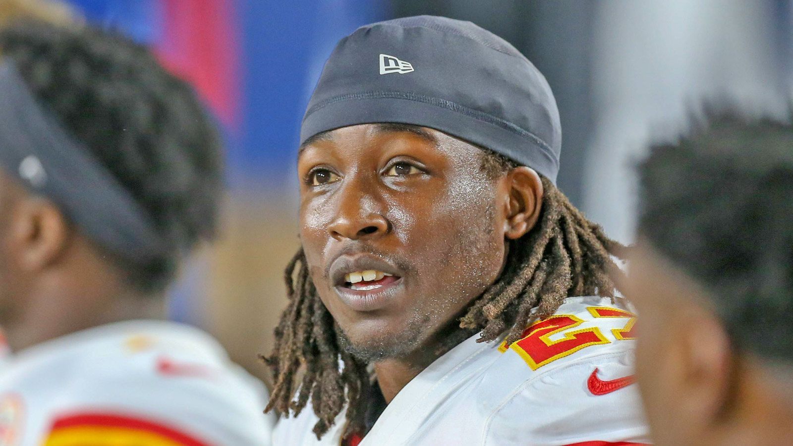 
                <strong>Kareem Hunt (Cleveland Browns)</strong><br>
                Running Back Kareem Hunt muss die ersten acht Spiele der kommenden Spielzeit aussetzen. Im November vergangenen Jahres wurde ein Video öffentlich, worauf zu sehen ist, wie der damalige Chiefs-Spieler eine Auseinandersetzung mit einer Frau hatte und sie im Zuge dessen geschubst und getreten hat. Kurz nach Bekanntgabe des Vorfalls, zog seine damalige Franchise, die Kansas City Chiefs, die Konsequenzen und setzte den 23-Jährigen vor die Tür. Das hielt die Cleveland Browns nicht davon ab, den 23-Jährigen mit einem Ein-Jahres-Vertrag auszustatten. Durch die Sperre büßt Hunt auch 503.529 Dollar an Gehalt und möglicher Boni ein (Gehalt 2019: 1,1 Millionen Dollar).
              