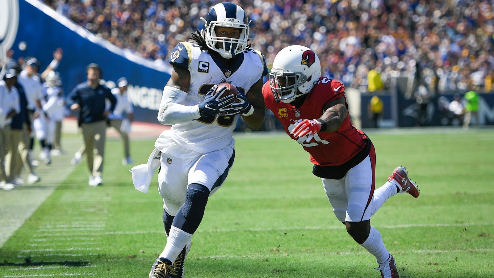 
                <strong>Rushing Offense: Los Angeles Rams (31 Punkte)</strong><br>
                Auch die Rams nehmen weiter Fahrt auf. Der deutliche 34:0-Sieg über die Arizona Cardinals ist vor allem Todd Gurley und der Rushing-Offense zu verdanken. Gurley trug den Ball drei Mal in die Endzone und verwertete nebenbei eine Two-Point-Conversion. Insgesamt kamen die Rams auf überzeugende 90 Rushing-Yards und erspielen somit 31 Punkte im Fantasy Manager. 
              