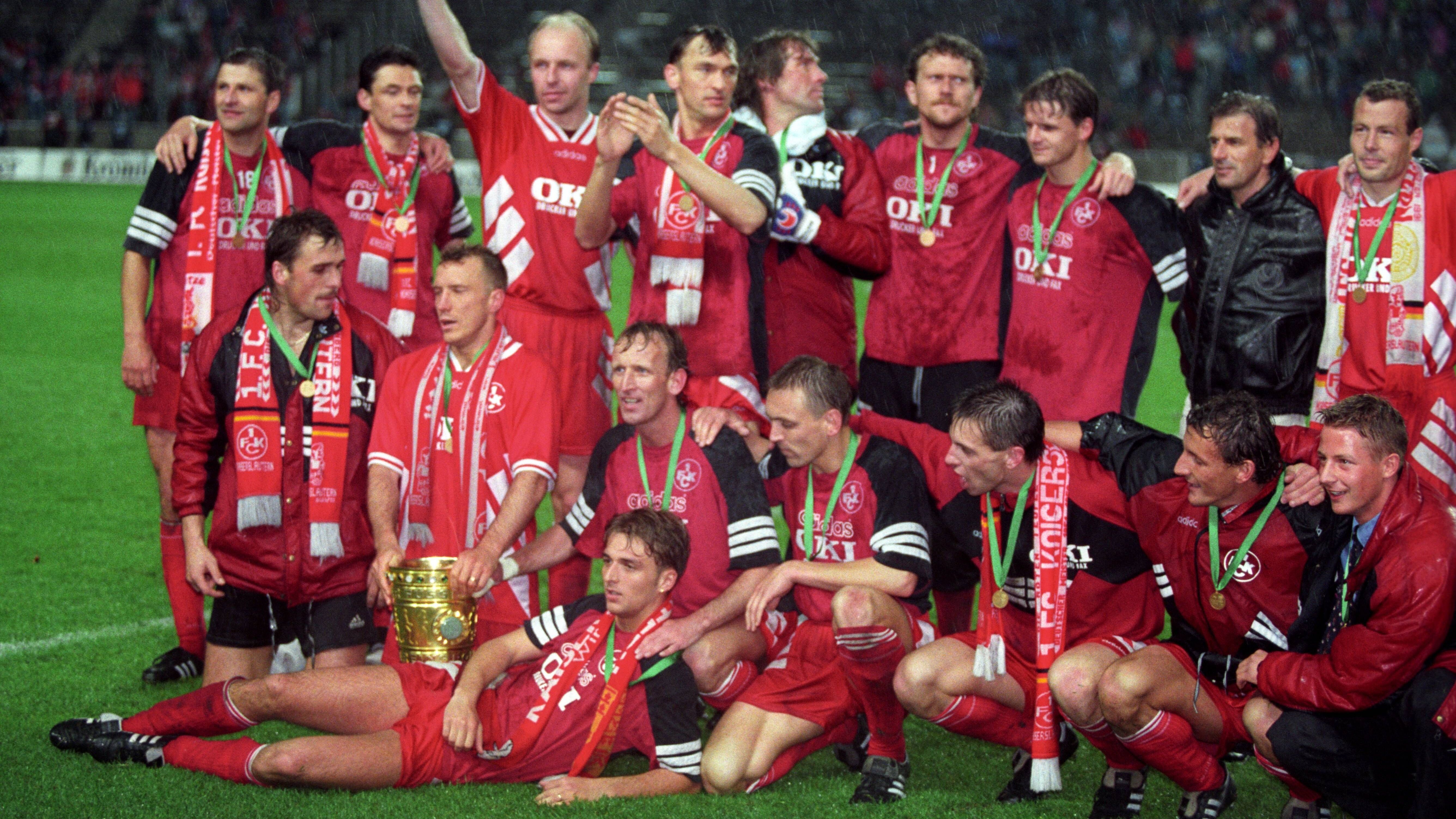 <strong>1996: 1. FC Kaiserlautern (Bundesliga-Absteiger)</strong><br> Die Roten Teufel schrieben eine spezielle Pokalgeschichte. Eine Woche vor dem Finale war der FCK dramatisch aus der Bundesliga abgestiegen. Die Tränen wurden schnell getrocknet. Im Pokalfinale gegen den Karlsruher SC triumphierte der frisch gebackene Absteiger mit 1:0. Rein formal war Lautern zu diesem Zeitpunkt noch Bundesligist, wir lassen es aber trotzdem gelten.