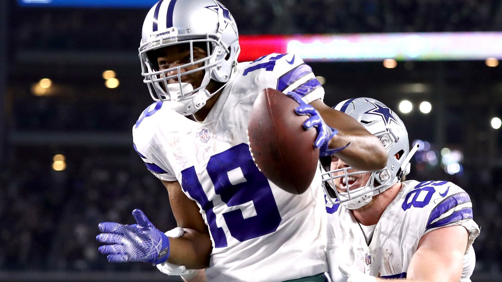 
                <strong>Week 14: Amari Cooper mit Rekord-Schlussphase</strong><br>
                In der irren Schlussphase zwischen den Cowboys und den Eagles stach einer ganz besonders heraus: Amari Cooper. Der erst vor wenigen Wochen nach Dallas gekommene Receiver avancierte zum ersten Spieler der NFL-Geschichte, der sein Team ab Beginn des letzten Viertels dreimal per Receiving-Touchdown in Führung brachte. Der letzte Catch und Lauf in die Endzone beendete das Duell in der Overtime. Cooper hat sich zudem schon jetzt zur Cowboys-Legende gemacht, denn er ist erst der dritte Spieler der Franchise-Geschichte, dem in einem Spiel mehr als 200 Reception-Yards und drei Touchdowns gelangen. Zuvor war dies nur Michael Irvin (1992) und Frank Clark (1962) gelungen.
              