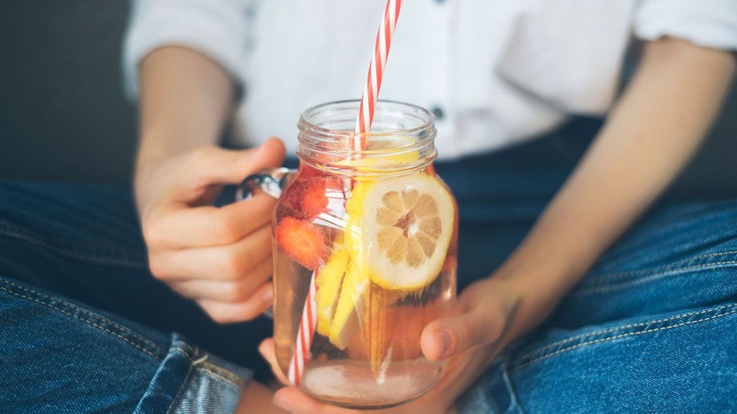 Selbst gemachtes Vitaminwasser kann einen positiven Einfluss auf eure Gesundheit haben – findet heraus, wie viel ihr davon zu euch nehmen solltet.