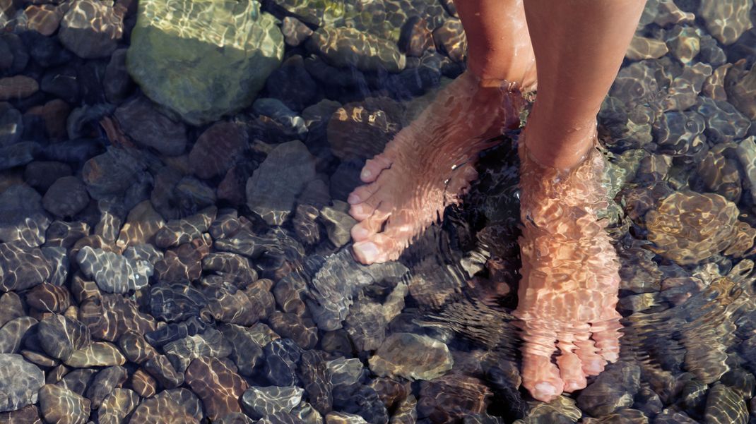 Schöne Füße gehören zum Wohlbefinden im Sommer dazu - darum sollte man Fußpilz direkt den Kampf ansagen, wenn man sich welchen eingefangen hat.
