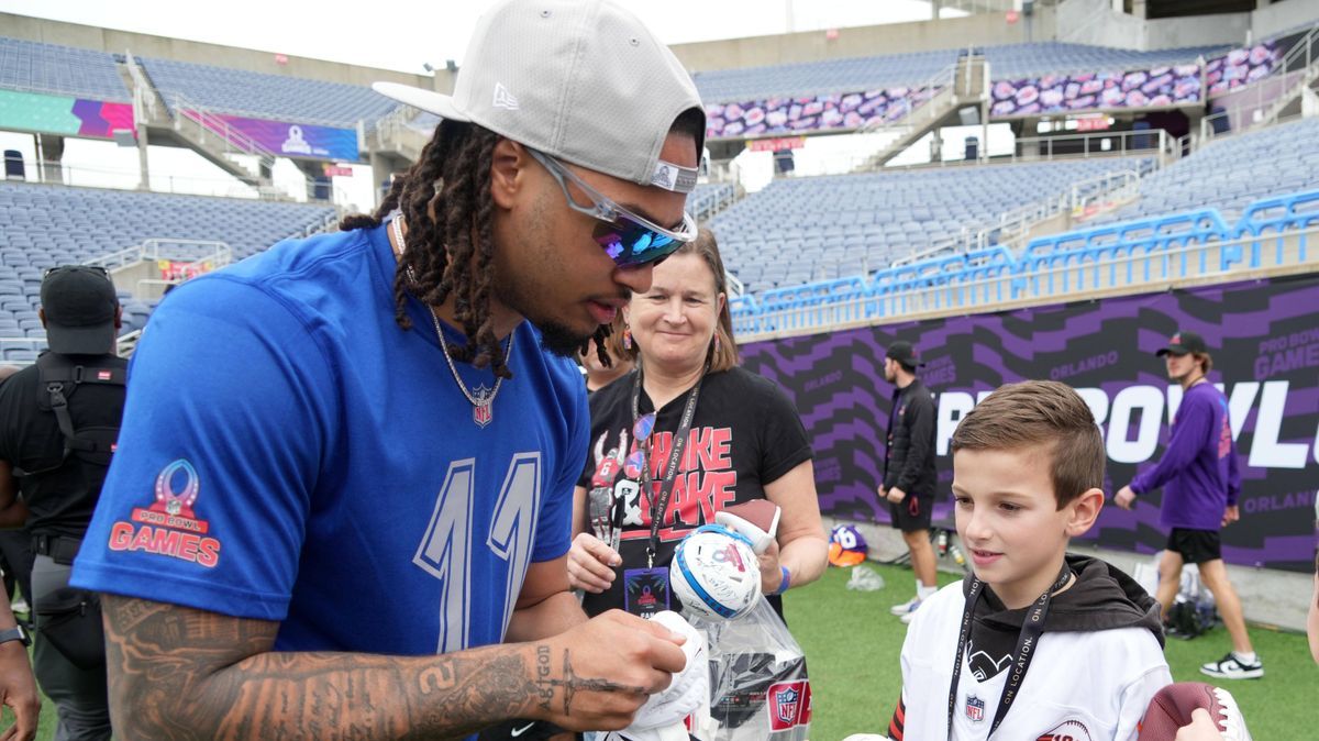 NFL, American Football Herren, USA Pro Bowl Games-NFC Practice Feb 1, 2025; Orlando, FL, USA; Seattle Seahawks receiver Jason Smith-Njigba (11) signs autographs during NFC Practice for the Pro Bowl...