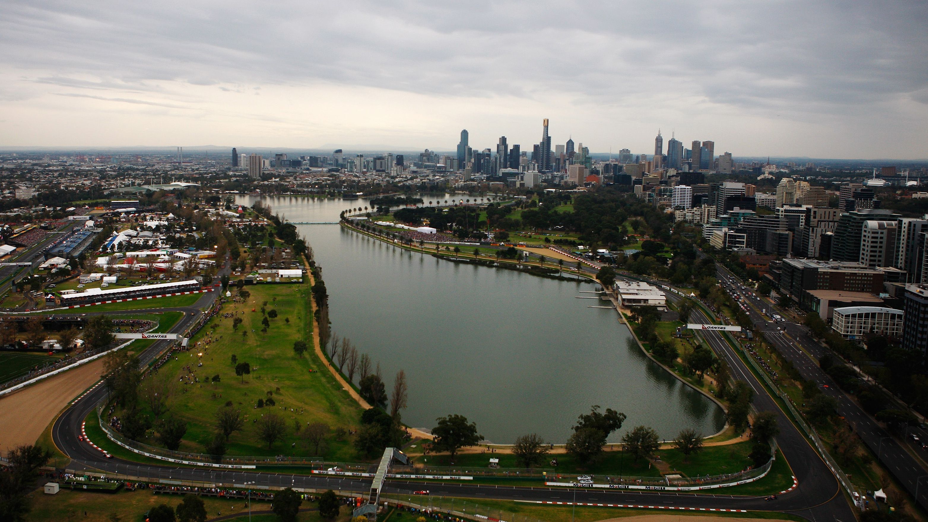 
                <strong>Albert Park Melbourne, Australien </strong><br>
                Der Große Preis von Melbourne ist seit vielen Jahren der traditionelle Auftakt in die Formel 1-Saison. Seit 1996 finden die Rennen in Melbourne statt. Der Kurs im Albert Park ersetzte Adelaide. Die Strecke führt rund um den künstlich angelegten See im gleichnamigen Albert Park und ist insgesamt 5,3 Kilometer lang. Da die Straßen des Albert Parks über das Jahr für den öffentlichen Verkehr freigegeben sind, dauert es rund drei Monate bis der Kurs die notwendige Infrastruktur bekommt. Der Rückbau nach dem Rennen dauert etwa sechs Wochen, lediglich die Start-und Zielgerade mit der Boxengasse sind dauerhaft. Rekordsieger in Melbourne ist übrigens Michael Schumacher mit vier Siegen. Auch in den vergangenen drei Saisons ging der Sieg immer an Deutsche: 2016 gewann Nico Rosberg (Mercedes), 2017 und 2018 durfte Ferrari-Pilot Sebastian Vettel vom Siegerpodest jubeln. Um das Rennen für europäische Zuschauer attraktiver zu machen, findet das Rennen seit einigen Jahren erst am späten Nachmittag statt.
              