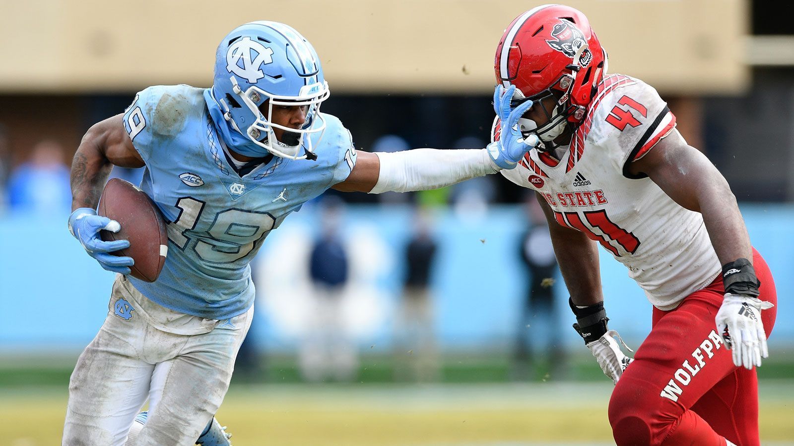 
                <strong>North Carolina Tar Heels - Rivalry Game mit jährlicher Tradition</strong><br>
                Was eine Serie! Seitdem beide Teams im Jahr 1953 der ACC beigetreten sind, treffen sie JÄHRLICH aufeinander. 1998 und 1999 spielten die Teams im Bank of America Stadium der Carolina Panthers gegeneinander - beide Partien konnten die Tar Heels für sich entscheiden.
              