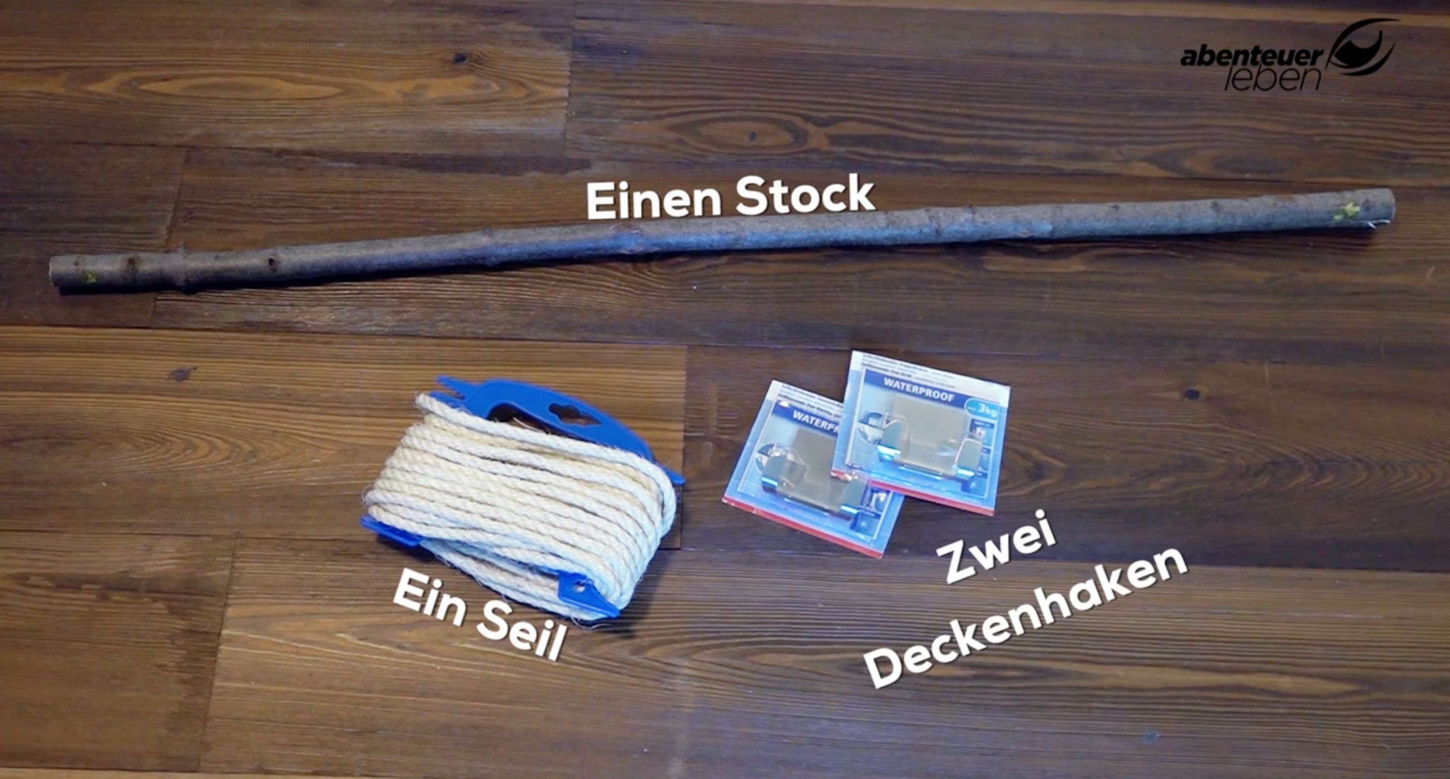 Für die schwebende Kleiderstange benötigen Sie nur wenig Material. Suchen Sie sich einen Stock, der Ihnen gefällt und kaufen Sie aus dem Baumarkt ein robustes Seil und zwei Deckenhaken. Des Weiteren wird nur noch eine Schere und ein Stift benötigt.