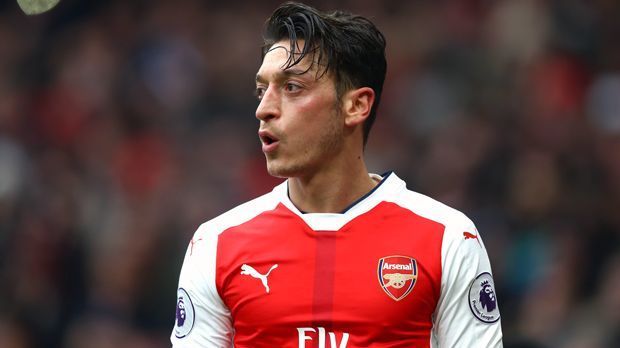 
                <strong>Mittelfeld - Mesut Özil (FC Arsenal)</strong><br>
                Mittelfeld - Mesut Özil (FC Arsenal)
              