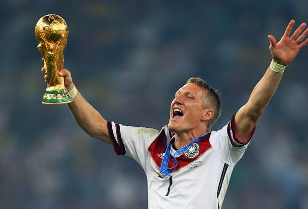 
                <strong>Da ist das Ding!</strong><br>
                Der verdiente Lohn für eine große Karriere, eine starke WM und ein grandioses Finale: Bastian Schweinsteiger mit dem WM-Pokal!
              