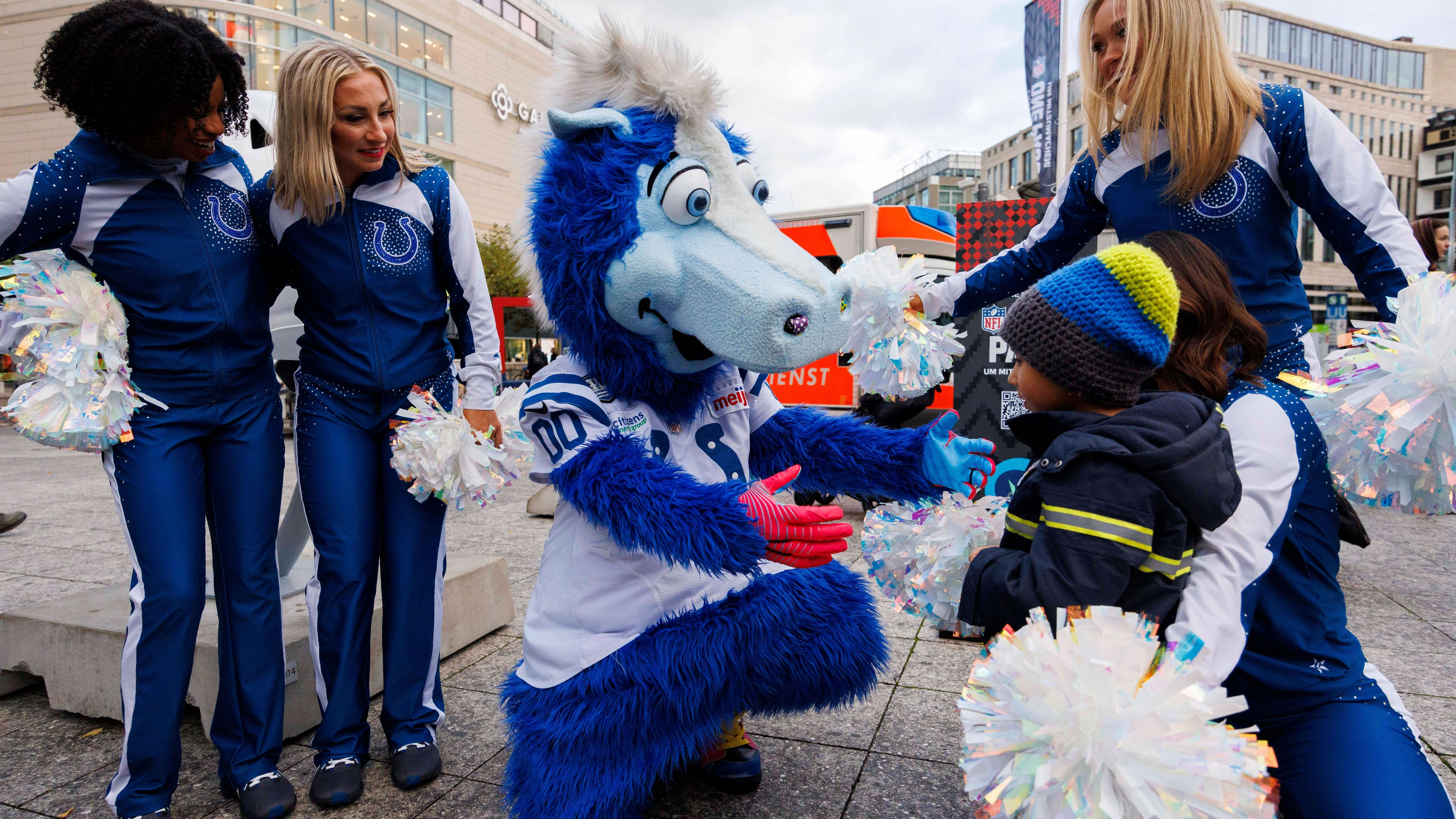 <strong>Fan-Events in Frankfurt</strong><br>2023 dachte die NFL etwas größer. In der Frankfurter Innenstadt zwischen Roßmarkt und Hauptwache wurde eine "Fan Experience" aufgebaut. Fans konnten sich hier als Flag Football spielen, Merchandise kaufen und Ex-Spieler treffen. Hinzu kamen die obligatorischen Team-Lokale. "Was man in der Stadt sieht, was die Teams auf die Beine gestellt haben, das ist nochmal ein wenig mehr als im letzten Jahr", sagte NFL-Deutschland-Boss Steinforth bei <strong><em>ran</em></strong> – und hatte recht. <strong>Fazit: Verbesserung!</strong>