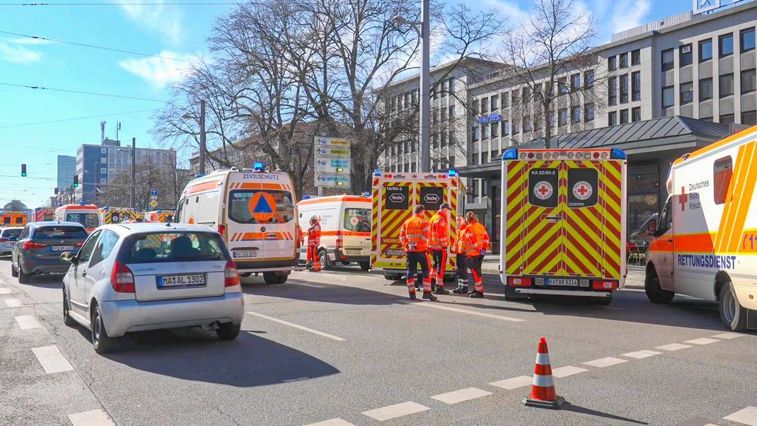 Einsatzkräfte in Mannheim, nachdem ein Auto mutmaßlich in eine Menschenmenge gefahren ist.