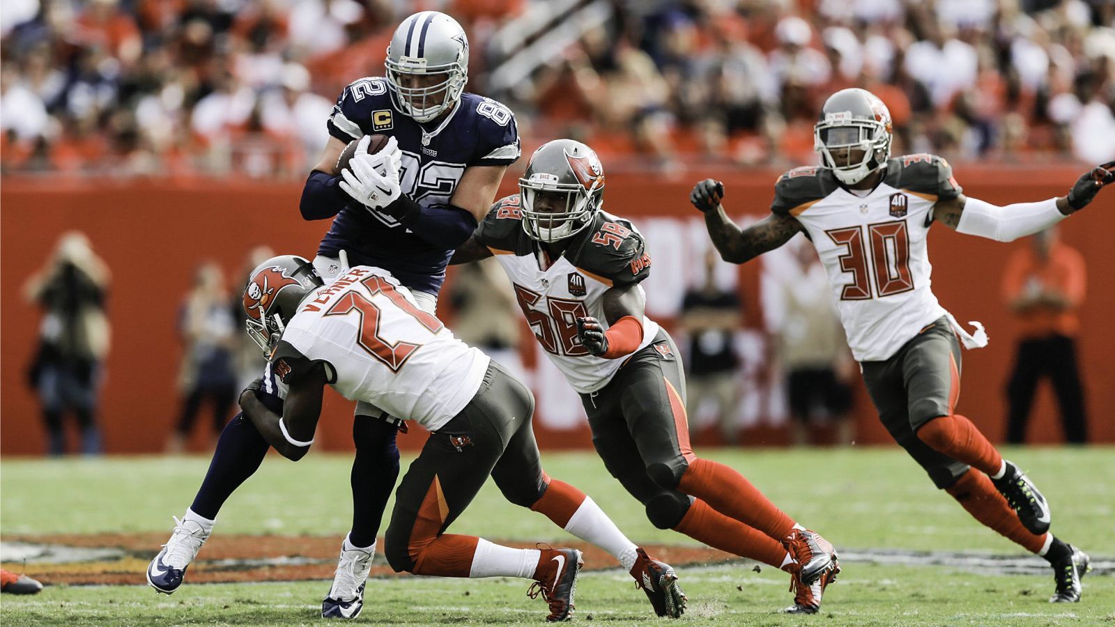 
                <strong>2021 im Raymond James Stadium: Dallas Cowboys @ Tampa Bay Buccaneers</strong><br>
                Erstmals haben die Tampa Bay Buccaneers die Ehre, in ihrem Stadion das Eröffnungsspiel der NFL auszutragen. Die Gegner werden die Dallas Cowboys sein. Das Duell des dekoriertesten Quarterbacks mit Tom Brady gegen den zweithöchstbezahlten, Dak Prescott, das Duell zweier Top-Defenses und zweier erfahrener Head Coaches mit Bruce Arians und Mike McCarthy. Stattfinden wird das Spiel am 10. September um 2:20 Uhr deutscher Zeit.
              