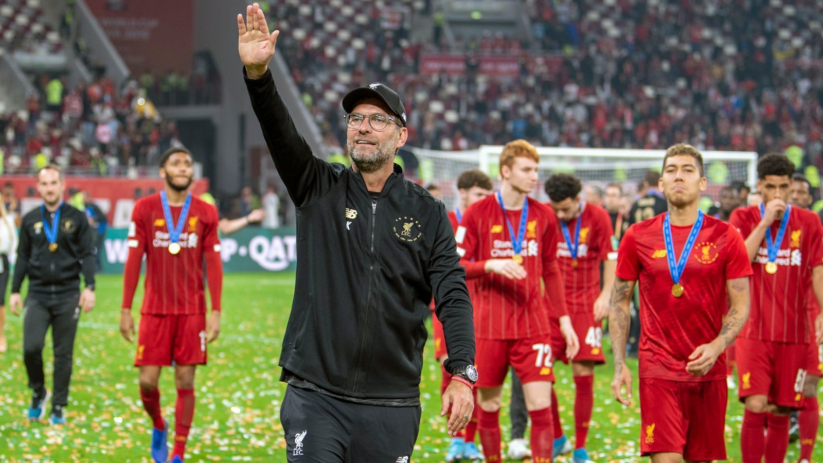 
                <strong>Sieger FIFA-Klub-WM</strong><br>
                Auf internationalen Ebene räumte Liverpool derweil in der noch laufenden Spielzeit alle möglichen Titel ab. So holte Klopps Mannschaft nach dem europäischen Supercup (7:6 n.E. gegen Europa-League-Sieger Chelsea) auch noch die FIFA Klub-WM. Im Endspiel behaupteten sich die Engländer gegen das brasilianische Team Flamengo Rio de Janeiro mit 1:0 nach Verlängerung. Roberto Firmino erzielte den goldenen Treffer. Der frühere Hoffenheimer ist einer der wenigen, verbliebenen Spieler, die schon seit Klopps Amtsantritt in Liverpool unter Vertrag stehen. 
              