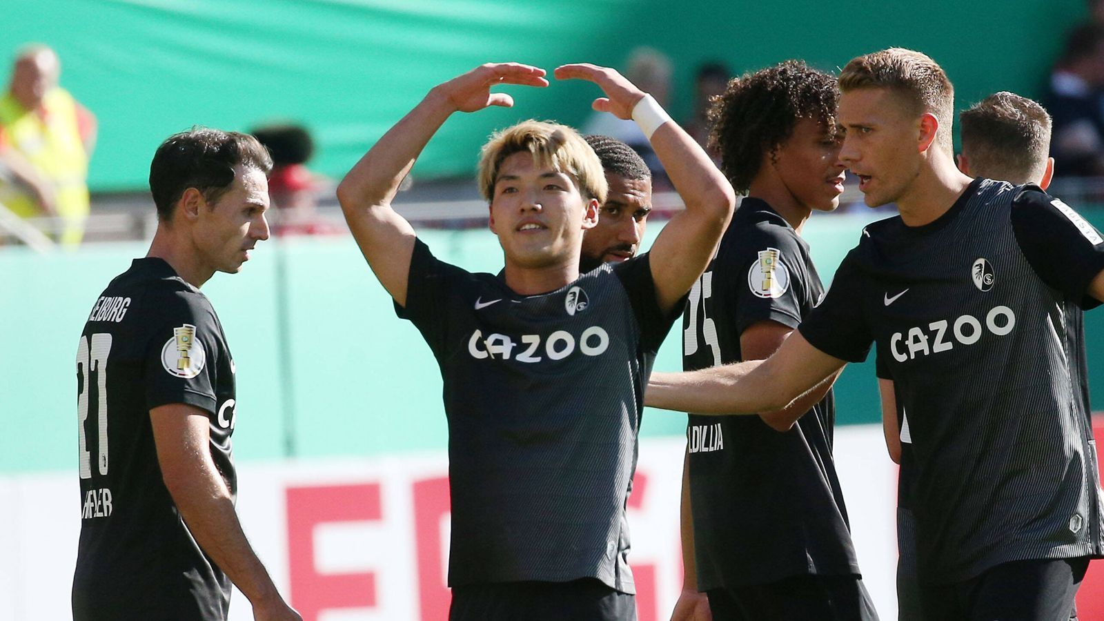 
                <strong>SC Freiburg</strong><br>
                Lange musste auch der SC Freiburg im Pokal beim 1. FC Kaiserslautern um das Weiterkommen bangen, ehe Ritsu Doan die Breisgauer in der Verlängerung per Freistoß die zweite Runde klarmachte. Der Kader der Freiburger macht einen guten Eindruck, ist auch in der Breite gewachsen aufgrund der Europa-League-Teilnahme. Der Abgang von Nico Schlotterbeck wurde mit Rückkehrer Matthias Ginter kompensiert. Auch offensiv hat Trainer des Jahres Christian Streich durch die Zugänge von Doan, Daniel-Kofi Kyereh und Michael Gregoritsch eine größere Auswahl.
              