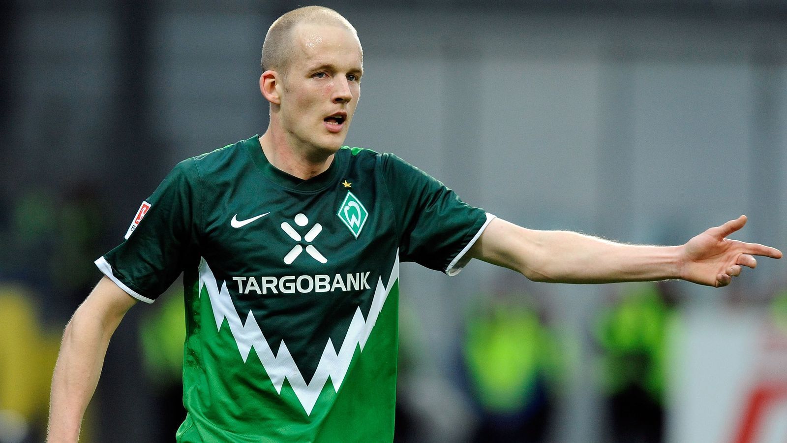 
                <strong>Petri Pasanen (Werder Bremen)</strong><br>
                Weil wir in unserer Viererkette nicht nur Rowdys haben wollen - ihr werdet gleich sehen, was wir meinen -, darf rechts hinten die Ruhe in Person ran. Petri Pasanen sieht nicht nur besonnen aus, er spielte auch so. In Bremen wären sie bestimmt froh, wenn sie ihren friedlichen Finnen noch hätten. Und, damit einhergehend, weniger Abwehrprobleme.
              