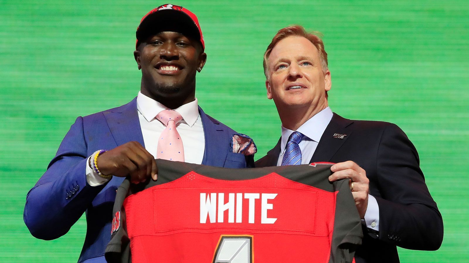 
                <strong>Erfolgreich im Draft</strong><br>
                Bereits in den vergangenen Jahren wählten die Buccaneers im Draft Spieler aus, die sich letztendlich als große Verstärkung erwiesen. Defensive Tackle Vita Vea (2018), Linebacker Devin White (2019) sowie Offensive Tackle Tristan Wirfs (2020) wurden allesamt in der ersten Runde gepickt und schlugen ein. Dies soll bestenfalls auch in einem Jahr über die 2021 gepickten Spieler der Bucs gesagt werden, als wahrscheinlich gilt ein Upgrade für die Defensive Line oder die Wahl eines Running Backs in der ersten Runde. Da sind die Bucs an 32. Stelle dran.
              