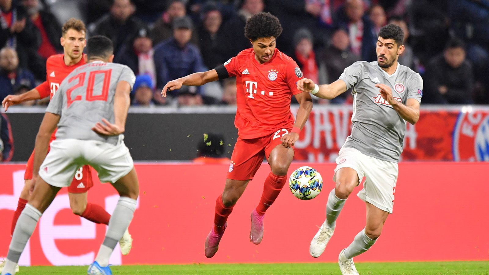 
                <strong>Serge Gnabry</strong><br>
                Über Gnabrys rechte Seite laufen zu Beginn fast alle Bayern-Angriffe. Vor allem das Zusammenspiel mit Müller klappt gut. Ist Gnabry am Ball, ist Geschwindigkeit im Spiel. Schließt ab, bereitet vor, holt Bälle vom Gegner. Kommt in Halbzeit zwei vermehrt über die linke Flanke - und schon brennt es da lichterloh. Verpasst mit zwei hervorragenden Flachpässen vors Tor Coman jeweils nur knapp. Es ist deutlich zu sehen: Da hat einer Lust auf Champions-League-Fußball. Bayerns Bester an diesem Abend. Finden auch die Zuschauer in der Arena, die ihn in der 88. Minute mit Standing Ovations verabschieden. ran-Note: 2
              