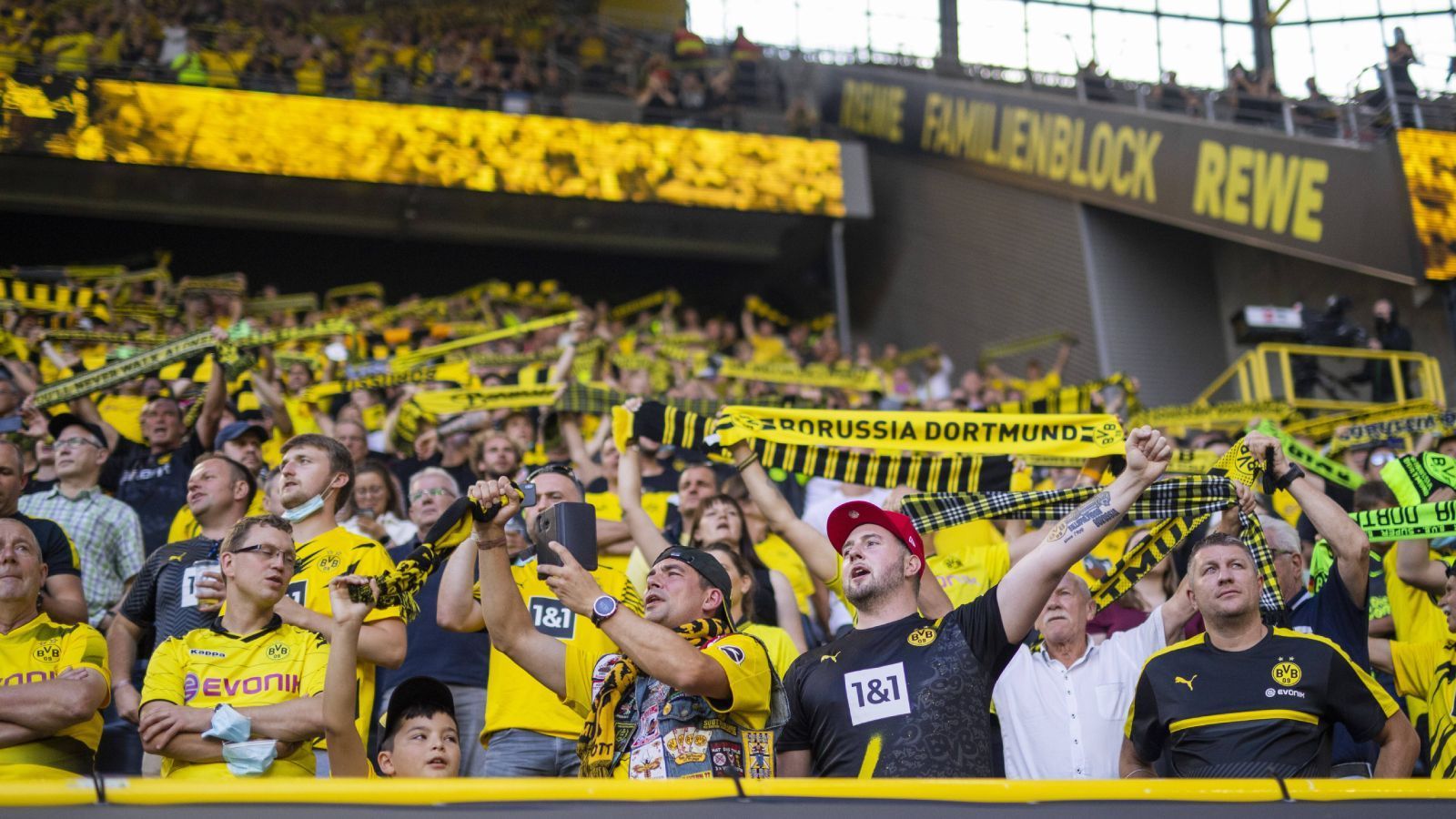 
                <strong>Die Gewinner und Verlierer des 1. Bundesliga-Spieltags</strong><br>
                Die Bundesliga ist zurück und mit ihr Tore, Glanzparaden, Platzverweise und am wichtigsten: die Fans. Jeder, der am ersten Spieltag ein Ticket für das Stadion seines Herzensvereins ergattern konnte, ist für uns ein Gewinner. Daneben haben wir uns aber noch für fünf weitere Gewinner und auch fünf Verlierer der ersten Bundesliga-Woche entschieden.
              