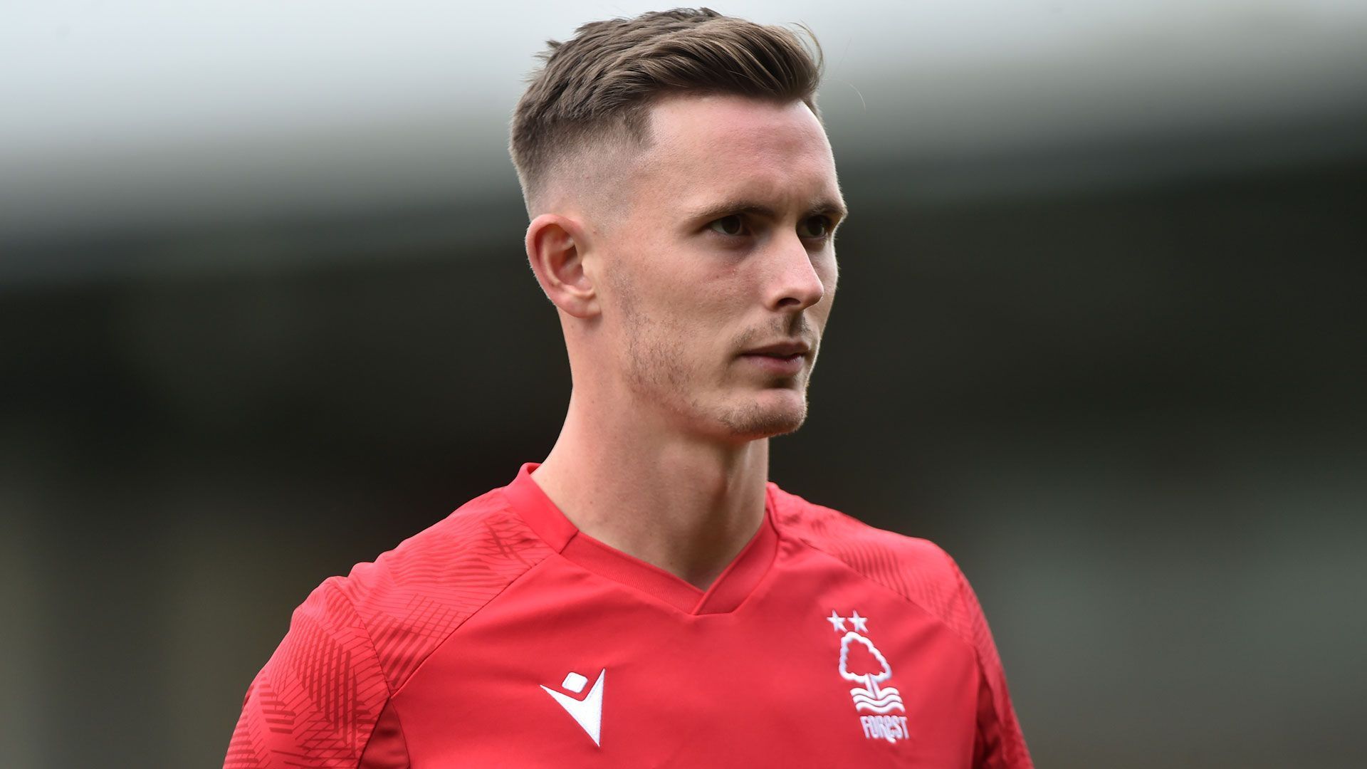 
                <strong>Dean Henderson</strong><br>
                Per Leihe wechselte Torhüter Dean Henderson von Manchester United nach Nottingham. Henderson kam in zwei Spielzeiten bei den "Red Devils" hinter David de Gea nicht über die Rolle des Ergänzungsspielers hinaus. 2020/21 bekam er immerhin 13 Einsätze in der Premier League und hielt seinen Kasten fünfmal sauber.
              