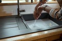Verstopfter Abfluss reinigen: Mit diesen Hilfsmitteln klappt es