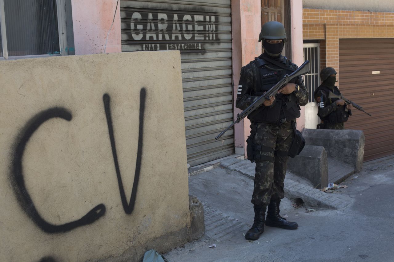 CV steht für "Comando Vermelho". Die Gang entstand Ende der 1970er Jahre in brasilianischen Gefängnissen und kontrolliert heute vor allem die Favelas von Rio de Janeiro. 