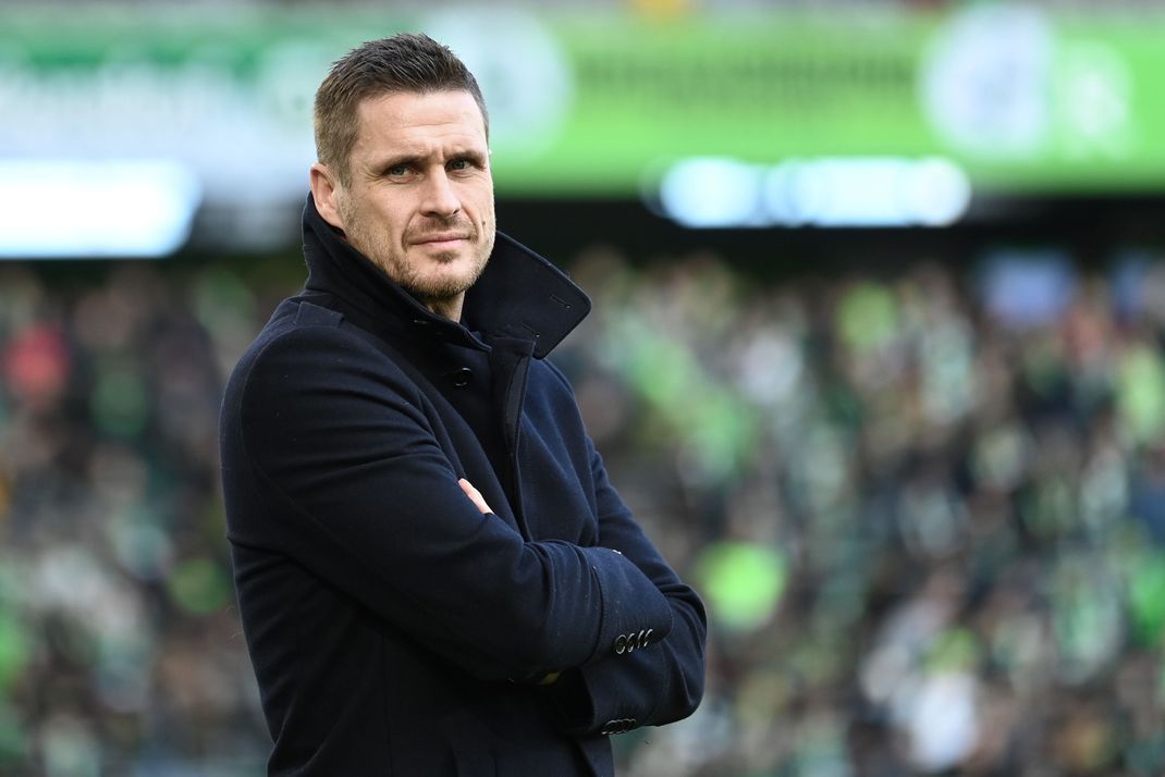 Sebastian Kehl, Sportdirektor bei Borussia Dortmund, steht am Spielfeldrand.