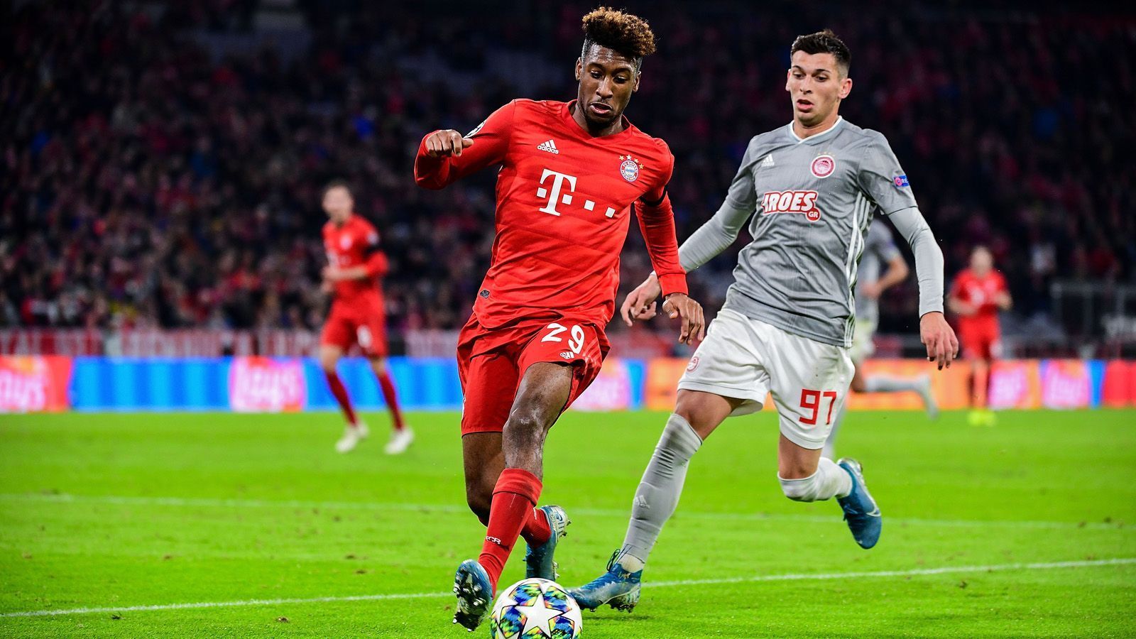 
                <strong>Kingsley Coman</strong><br>
                Nicht mehr zu vergleichen mit dem phlegmatischen Coman der vergangenen Spiele, wenn auch meist ohne Fortune. Mal verspringt ein Ball, mal wird eine Flanke unerreichbar abgefälscht. Stark seine Aktion in der 34. Minute, als er drei Griechen auf dem Bierdeckel austanzt und mit der Picke abschließt. Und noch stärker seine Vorarbeit auf Lewandowski beim 1:0: Wackler, scharfe Flanke - der Pole muss noch irgendwie die Gräten reinhalten. Blüht im letzten Spielviertel nochmal richtig auf, verpasst einen eigenen Torerfolg mehrmals nur knapp. ran-Note: 3
              