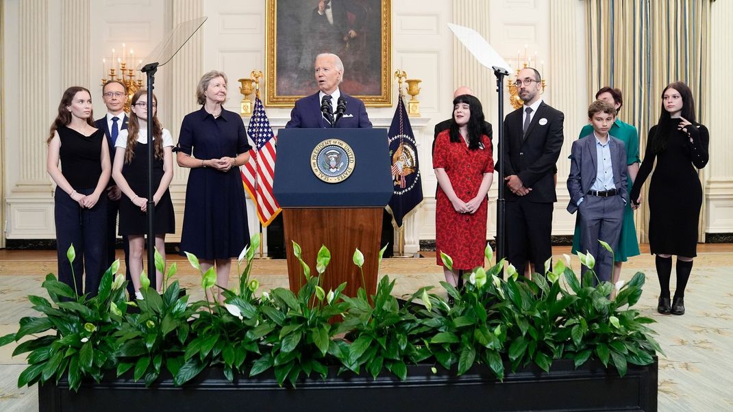 1. August 2024, USA, Washington: US-Präsident Joe Biden äußert sich im State Dining Room des Weißen Hauses zum Gefangenenaustausch mit Russland.