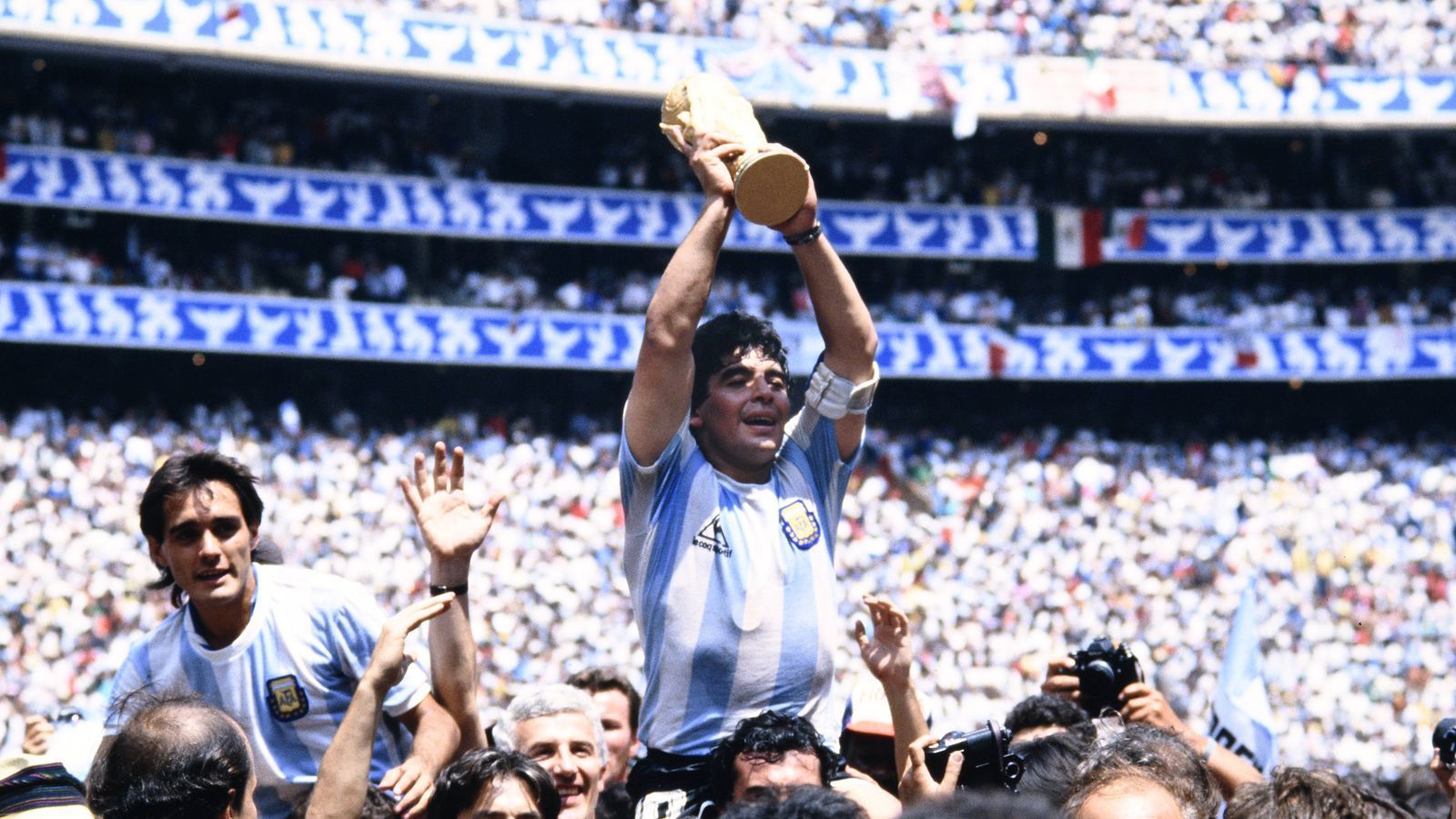 
                <strong>Diego Maradona</strong><br>
                Ein jeder Zocker wünscht sich vermutlich die Rückkehr der Maradona-Icon. Diese wird es aber aufgrund eines Rechtsstreits nach dem Tod des argentinischen Superstars vorerst nicht geben. Diego Maradona war bis dahin eine der beliebtesten Legenden in FIFA und oftmals in den Teams von eSportlern und Streamern zu sehen. 
              