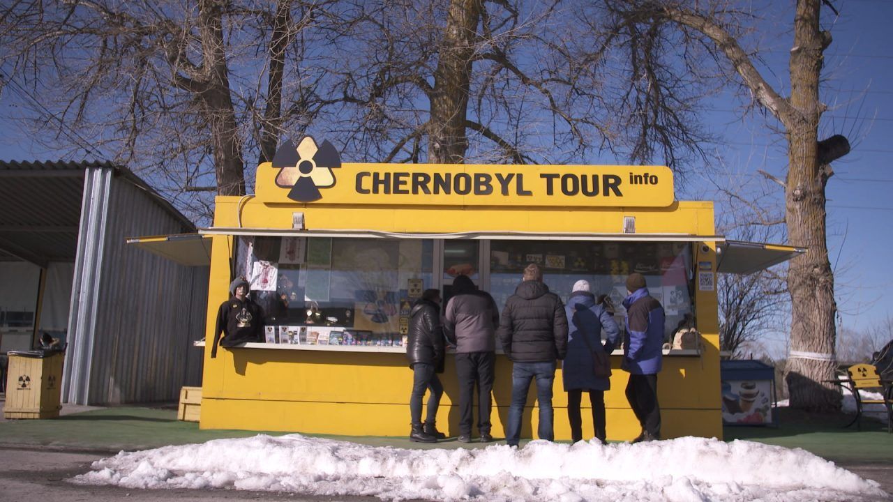 An solchen Ständen bieten Veranstalter Touren ins Sperrgebiet von Tschernobyl an.