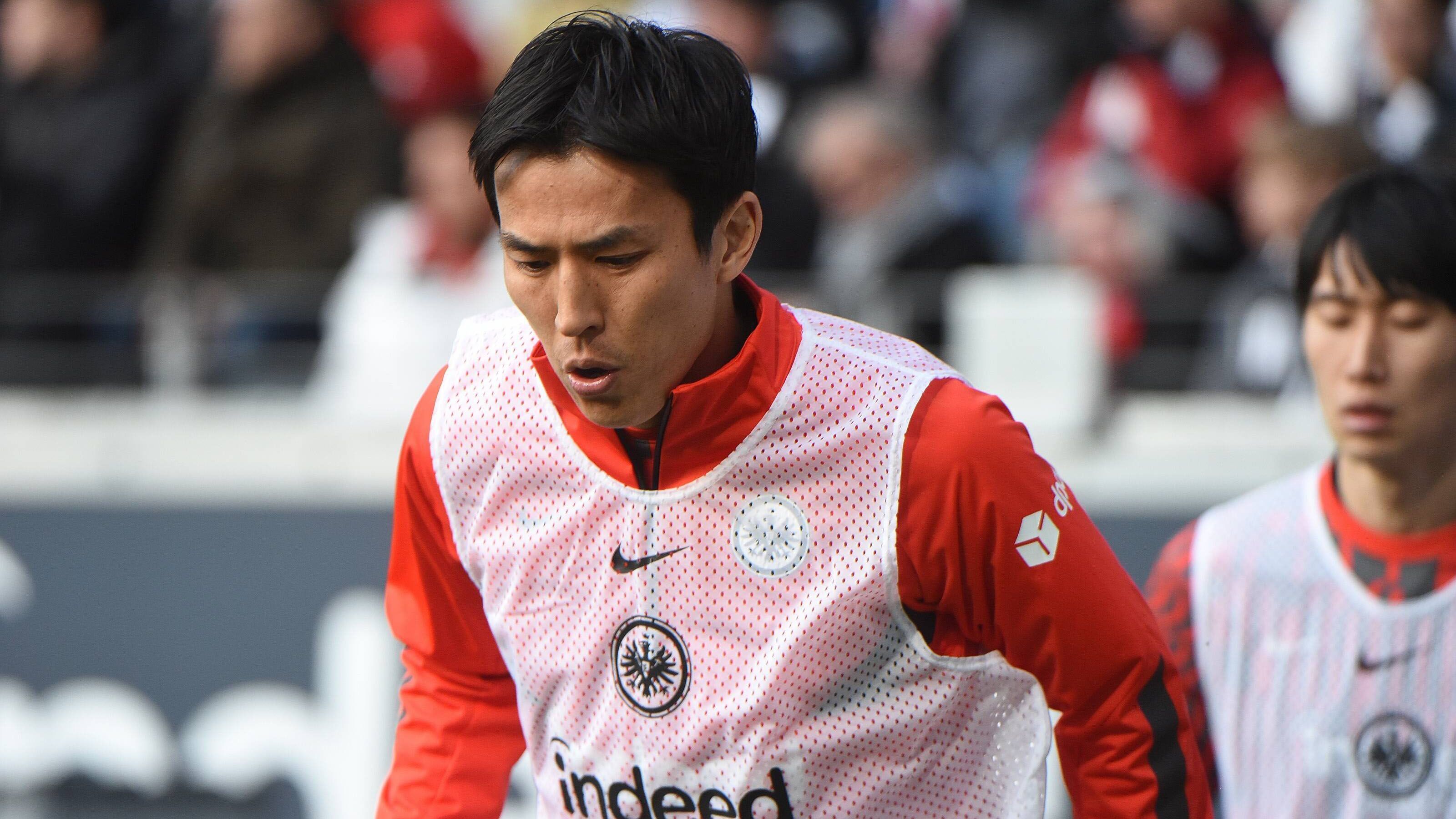 
                <strong>Makoto Hasebe</strong><br>
                Der erfahrene Japaner darf in den Schlusssekunden noch einmal auf den Platz und ersetzt Almamy Touré. ran-Note: keine Bewertung möglich
              