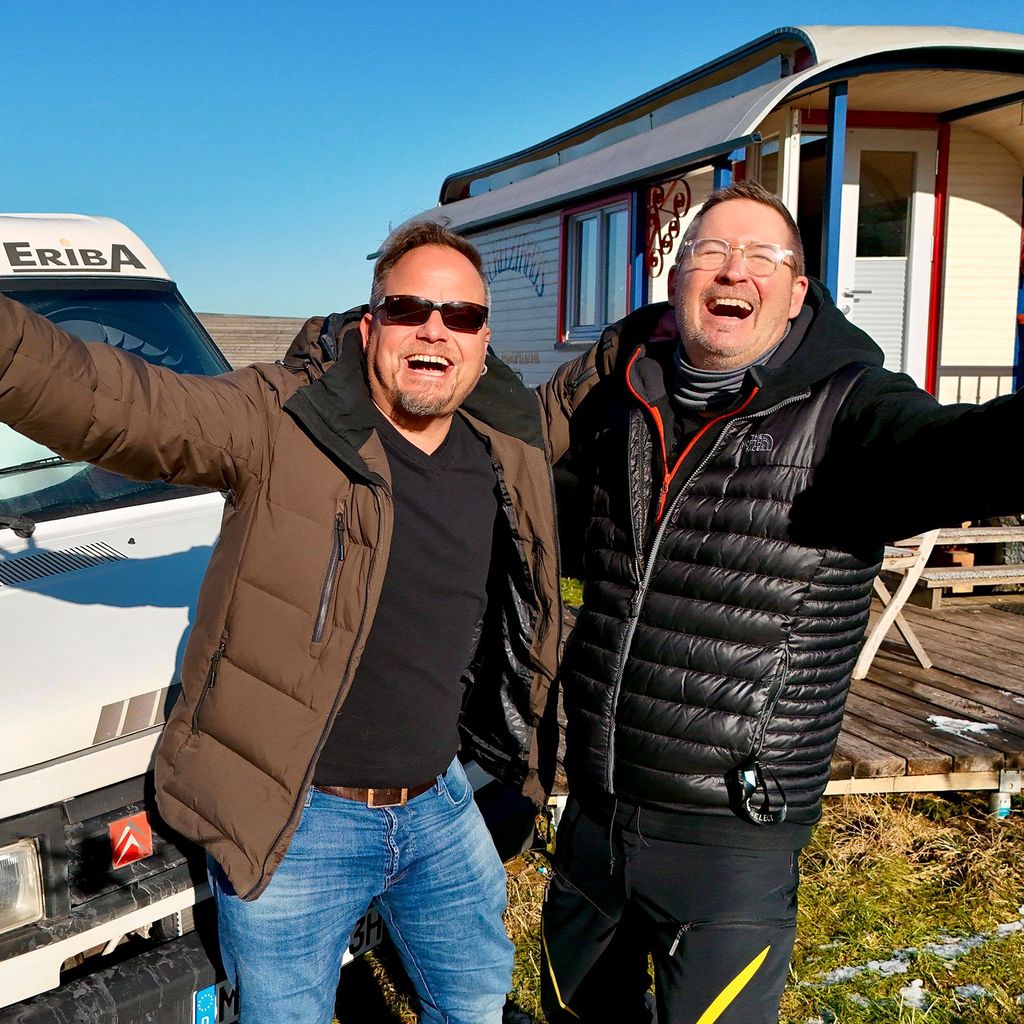 Ein Roadtrip mit Friso Richter und Lukas Lowack: Sie stehen mit voller Freude vor einem Van und einer Unterkunft in der freien Natur. 